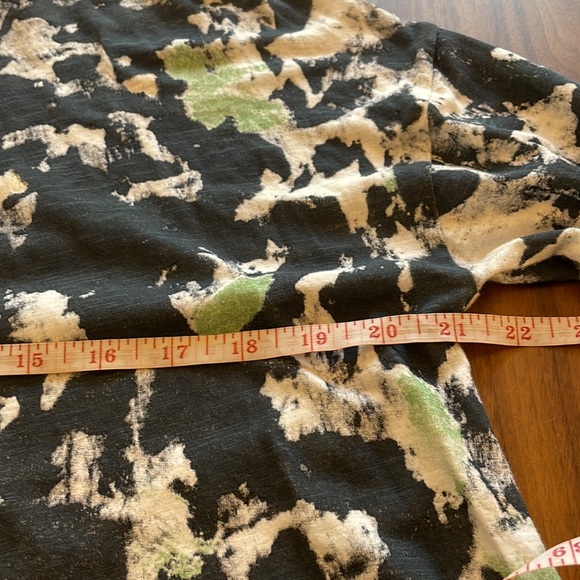 ANTHROPOLOGIE AKEMI + KIN long sleeved asymmetrical T-shirt with flared sleeves. - Picture 11 of 16
